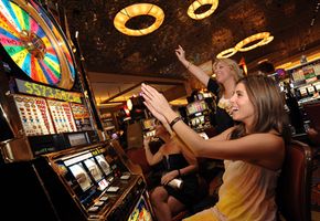 Галерея изображений казино Девушки играют в игровые автоматы в казино в Вегасе. Смотрите больше фотографий казино.